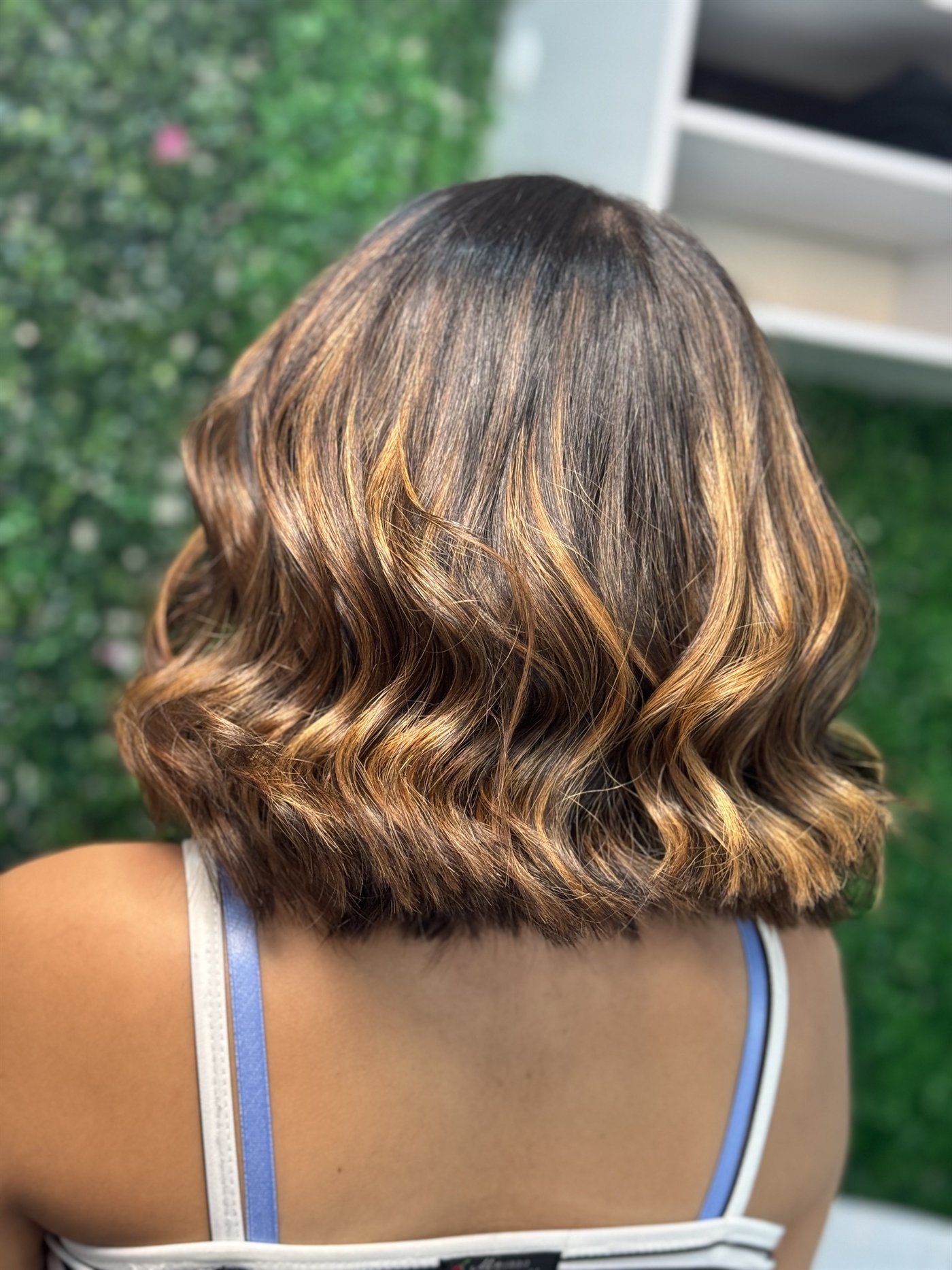 Corte chanel ondulado com mechas caramelo, visto de costas